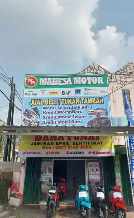 LOKER SHOWROOM MOTOR