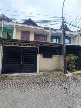 Disewakan rumah 2lantai siap pakai di taman palem lestari