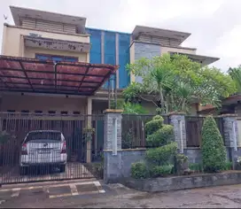 Dijual rumah 2lantai plus perabot lengkap tengah kota jember