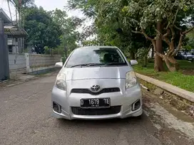 Toyota Yaris e mt 2012 silver Low km