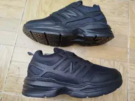 Sepatu hitam sneakers keren