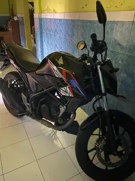 CB 150 R warna hitam