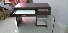 Meja kantor, meja komputer. Meja belajar