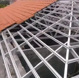 Pemasangan rangka baja atap rumah alinterpasang
