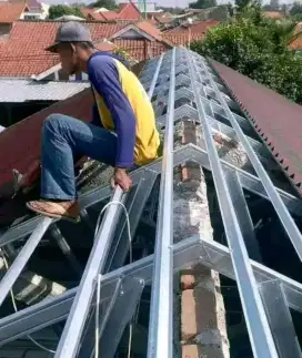 Renovasi bongkar pasang atap rumah terima beres