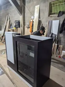 MejA Etalase Terbaru PaLing Lariss