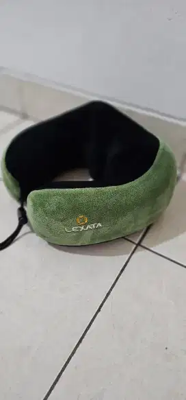 Lexata bantal pijat leher (travel neck massager)