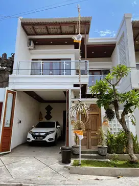 dijual rumah style villa lantai 2 batubulan