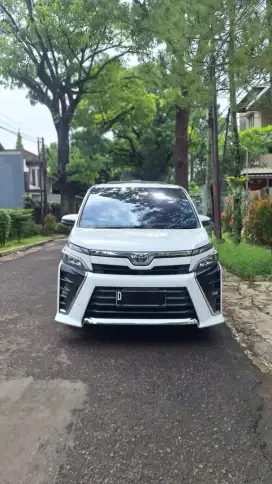 TOYOTA VOXY 2.0 AT 2019