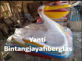 sepeda air bebek bebekan burung pelikan sedang goes,perahu wisata