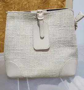 Tas slempang hana warna broken white