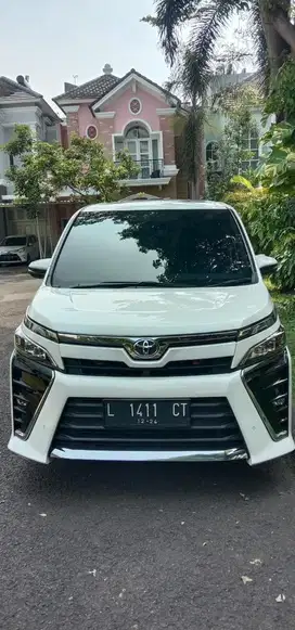 TOYOTA VOXY 2.0 PUTIH 2019