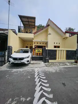 RUMAH 2 LANTAI DI KAWASAN PERUMAHAN LT 93 LB 90 SHM