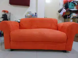 Sofa kain bludru oranye, uk 2 orang