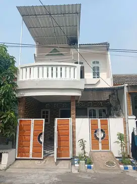 Dikontrakkan rumah 2 lantai taman pinang asri sidoarjo 3 kamar tidur