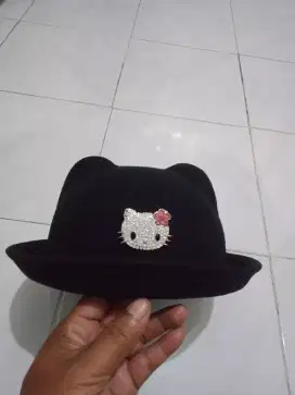 Topi laken unik dari bahan laken