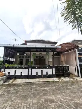 Rumah Lingkungan Perumahan Hanya 150 meter dari Jalan Solo