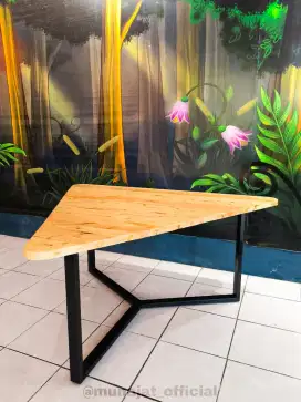 Meja Segitiga Rangka Besi