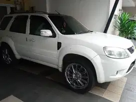 Dijual Ford escape putih sunroof th 2012, Velg Ring 22,pajak panjang