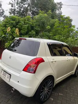 SUZUKI SWIFT 2010 (White)