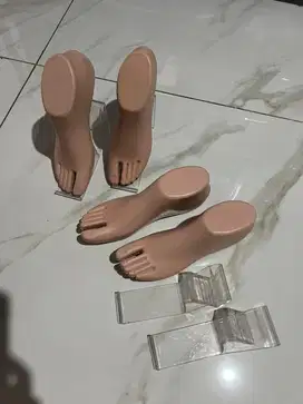 Manekin kaki dan stand akrilic penyangga sepatu sandal