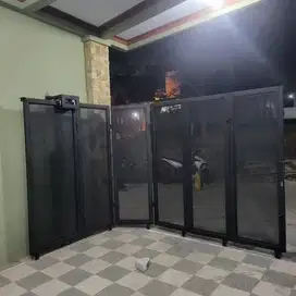 pagar lipat bahan plat bolong warna hitam