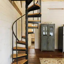 tangga putar pijakan kayu tampilan minimalis