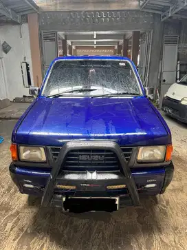 Isuzu Panther 2.5 MT Royale 1997