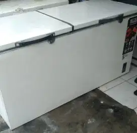 Di jual freezer box 550 liter GEA siap pakai..