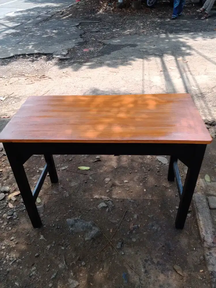 Meja jangkung serba guna