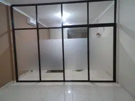 Tukang partisi kaca
