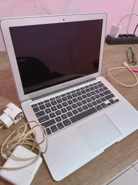 Laptop macbook air pemakaian pribadi jarang dipakai lengkap