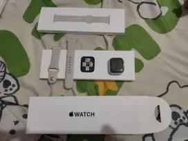 Apple Watch SE 2 , warna starlight