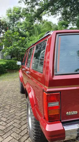 Dijual Jeep Cherokee 1994 4.0 Istimewa