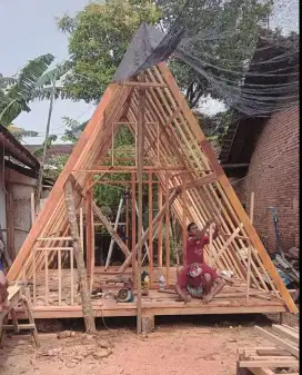 Rumah kayu model segitiga