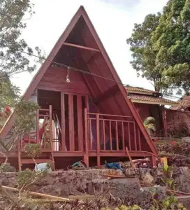 Rumah kayu lancip