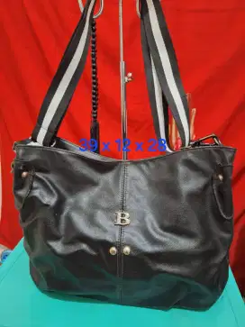 Tas branded bally
Uk 39 x 12 x 28
Limited edition
Pemakaian pribadi
Ba