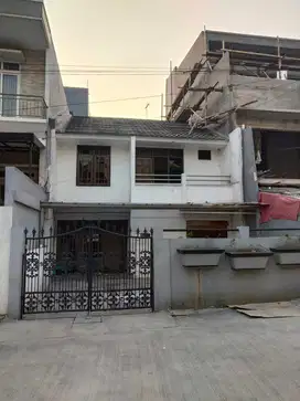 Dijual rumah tua hitung tanah di Pondok Gading Utama Jakarta Utara
