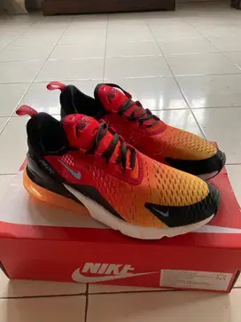 NIKE AIR MAX 270