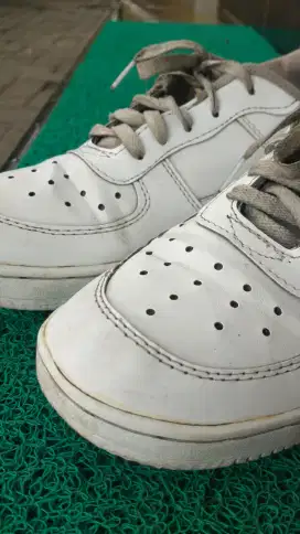 Sepatu putih polos pria wanita