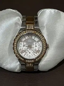 Jam tangan wanita merk Guess, kondisi sperti baru