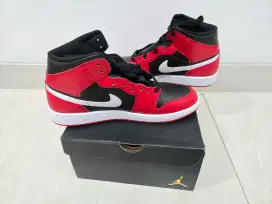 Sepatu Basket Air Jordan 1 Mid warna classic merah hitam putih size 43