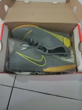 Nike sepatu futsal full box