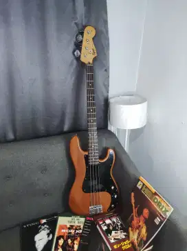 Squier by fender Precision tahun 2000 kayu matang banget