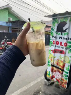 Penjaga stand es teh solo