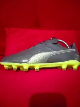 Sepatu bola Puma