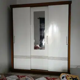 Lemari baju 3 pintu