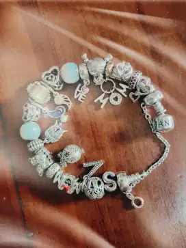 Gelang dan charm ori pandora