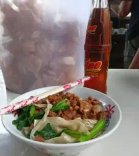 Jaga warung makan mie ayam bakso