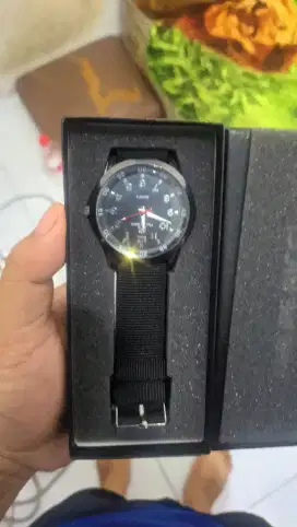 Jam tangan warna hitam